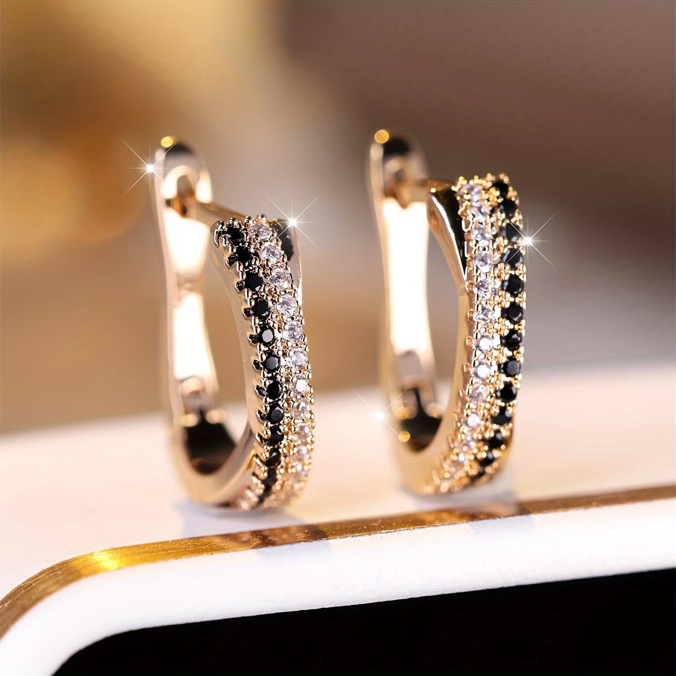 A Pair of Elegant Black And White Synthetic Zirconia Earrings Suitable for Wearing During Christmas.